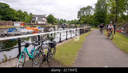 Radfahrer im Bowling Basin Harbor, Forth & Clyde Canal, Bowling, West Dunbartonshire, Schottland, Großbritannien Stockfoto