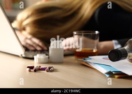 Frau Alkohol Selbstmord Tabletten verzweifelten Frau Tod traurig Alkohol  Jeans Hosen Stockfotografie - Alamy