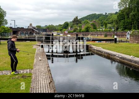 Angeln im Bowling Basis Harbor, Forth & Clyde Canal, Bowling, West Dunbartonshire, Schottland, Großbritannien Stockfoto