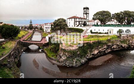 Panoramablick auf die Stadt und den zentralen Platz von Ribeira Grande, Sao Miguel, Azoren, Portugal Stockfoto