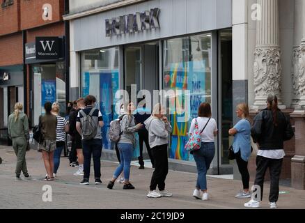 Loughborough, Leicestershire, Großbritannien. Juni 2020. Kunden warten darauf, ein Primark-Bekleidungsgeschäft zu betreten, da nicht unbedingt erforderliche Geschäfte in England wieder eröffnet werden, nachdem die Einschränkungen für die Sperrung durch Coronavirus-Pandemieviren gelockert wurden. Credit Darren Staples/Alamy Live News. Stockfoto