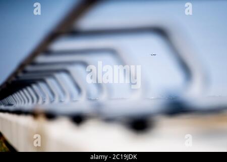 Berlin, Deutschland. Juni 2020. Ein Flugzeug landet hinter dem Geländer der Besucherterrasse am Flughafen Berlin-Tegel. Die Reisewarnung für 27 europäische Länder wurde in der Nacht auf Montag (15.06.2020) aufgehoben. Quelle: Christoph Soeder/dpa/Alamy Live News Stockfoto