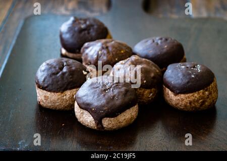 Hausgemachte Kastanienpaste Kekse mit Schokolade bedeckt. Gesundes Bio-Dessert. Stockfoto