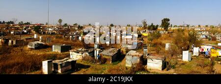 Panoramablick auf soweto Favela Außengelände von Johannesburg, Südafrika Stockfoto