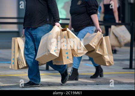 Käufer, die Primark in Birmingham verlassen, als nicht unbedingt notwendige Geschäfte in England, öffnen ihre Türen für Kunden zum ersten Mal seit der Verbote der Coronavirus-Sperre im März. Stockfoto