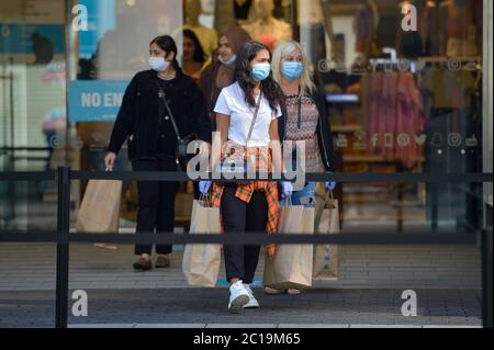 Käufer, die Primark in Birmingham verlassen, als nicht unbedingt notwendige Geschäfte in England, öffnen ihre Türen für Kunden zum ersten Mal seit der Verbote der Coronavirus-Sperre im März. Stockfoto