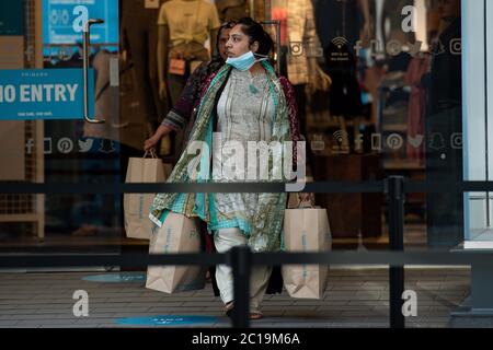 Käufer, die Primark in Birmingham verlassen, als nicht unbedingt notwendige Geschäfte in England, öffnen ihre Türen für Kunden zum ersten Mal seit der Verbote der Coronavirus-Sperre im März. Stockfoto