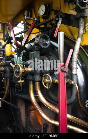 Maschinenraum in der Lokomotive eines Dampfzugs auf der Kent und East Sussex Railway in Tenterden, Kent, Großbritannien Stockfoto