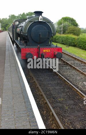 Vorderansicht einer Dampflokomotive der USA 0-6-0T-Klasse auf der Kent und East Sussex Railway in Tenterden, Kent, Großbritannien Stockfoto
