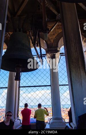 Touristen bewundern die Aussicht von der Spitze des Markusplatzes Campanile auf dem Markusplatz des unglaublichen Venedig, Italien an einem schönen Sommertag.7. Juni 2016 Stockfoto