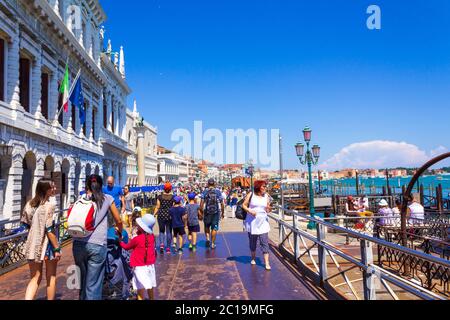 Sommer Blick auf Riva degli Schiavoni - eine lebhafte, überfüllte Promenade entlang der Uferpromenade, Venedig, Italien 7. Juni 2016 Stockfoto