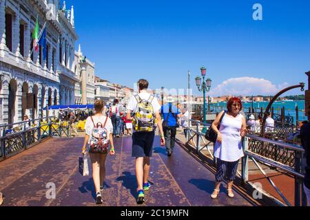 Sommer Blick auf Riva degli Schiavoni - eine lebhafte, überfüllte Promenade entlang der Uferpromenade, Venedig, Italien 7. Juni 2016 Stockfoto