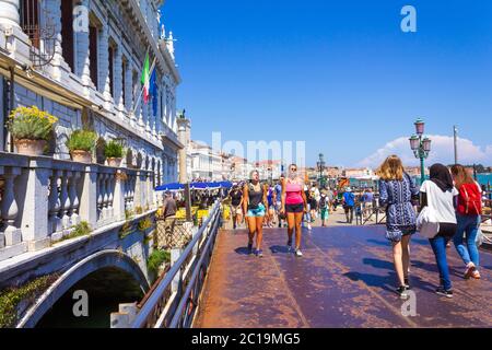 Sommer Blick auf Riva degli Schiavoni - eine lebhafte, überfüllte Promenade entlang der Uferpromenade, Venedig, Italien 7. Juni 2016 Stockfoto