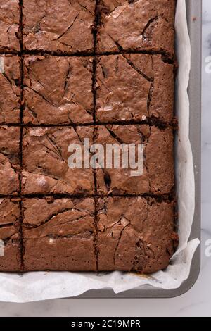 Köstlich aussehende Salzkaramell Schokolade Brownie in Backform Stockfoto