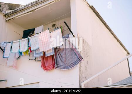 Küchentücher werden auf dem Balkon getrocknet. Stockfoto