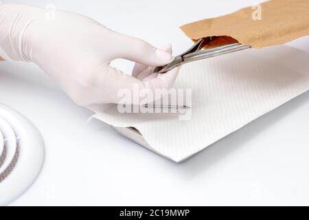 Nahaufnahme der Maniküre Hand nimmt Maniküre Werkzeug von Handwerk Umschlag in Maniküre Salon. Stockfoto