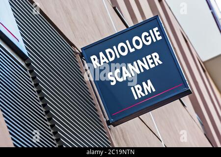 Anmelden Gebäude mit Angaben zu Radiologie-MRT und medizinischen Scan-Diensten (Radiologie Scanner IRM auf Französisch) Stockfoto