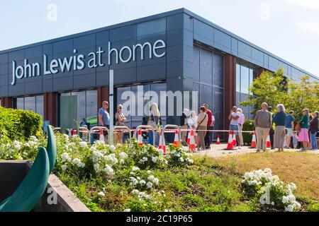 Poole, Dorset, Großbritannien. Juni 2020. Mit der Lockerung der Coronavirus Covid-19 Sperrbeschränkungen, viele nicht-wesentliche Geschäfte wieder von heute. John Lewis eröffnet seine Geschäfte auf Probebasis wieder, Poole ist einer von zwei Läden, die heute eröffnet werden und strenge Sicherheits- und soziale Distanzierungsmaßnahmen einführen. Weitere John Lewis-Geschäfte werden voraussichtlich am 18. Juni eröffnet. Lange Warteschlangen, die sich an soziale Distanzen halten, während die Kunden gespannt auf die Eröffnung des Stores bei 10 warten. Quelle: Carolyn Jenkins/Alamy Live News Stockfoto