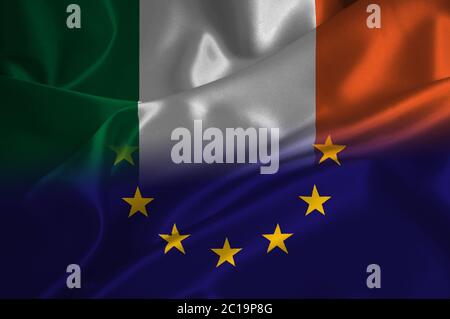 EU-Flagge und Irland-Flagge auf Satin-Struktur Stockfoto