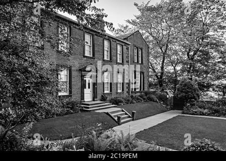 Bronte Parsonage Museum & Garden s & w - historisches Haus, in dem Bronte Familie lebte (literarisches und kulturelles Erbe) - Haworth, West Yorkshire, England Großbritannien Stockfoto