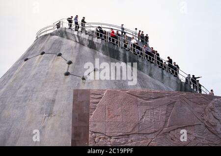 Chinesische Besucher auf der Aussichtsplattform des drei-Schluchten-Staudamms im Yiling-Bezirk Yichang Hubei Provinz China Stockfoto