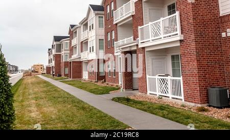 Panorama-Rahmen Rückzugsansicht eines modernen Apartmentkomplexes Stockfoto