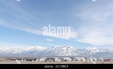 Panorama Crop Panoramablick auf das Viertel South Jordan City und die Wasatch Mountains im Winter Stockfoto