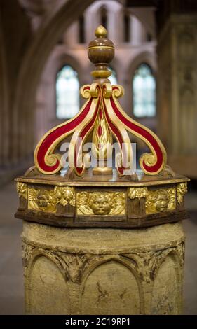 Die sächsische Schrift und dekorierter Schrifteinband in der Kathedrale von Wells, Somerset Stockfoto