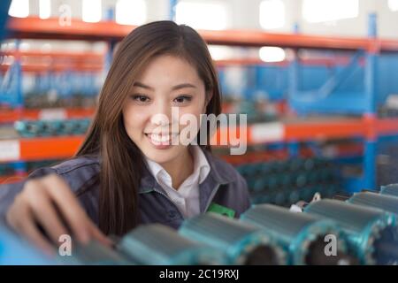 Junge asiatische Frau arbeitet in der Werkstatt Stockfoto