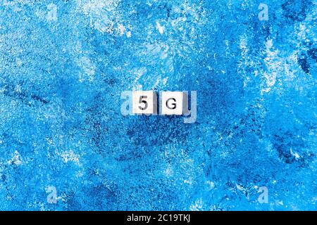 5G Symbol auf blauem Hintergrund. Neue Technologie. Zukunftstechnologie. Stockfoto