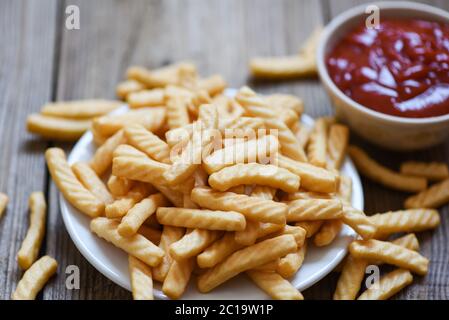 Knusprige Garnelen Cracker oder Garnelen knusprige traditionelle Snack / Garnelen Cracker Stick auf Teller und Ketchup Stockfoto