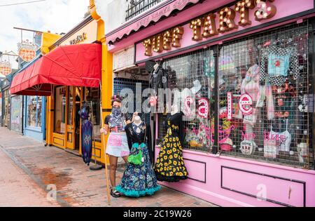 Brighton UK 15. Juni 2020 - Tuff Tarts Fashion Boutique im trendigen Norden Laine von Brighton ist bereit für die Eröffnung heute Morgen, da nicht wesentliche Geschäfte in England wieder eröffnet heute nach der Sperrung Beschränkungen weiter während der Coronavirus COVID-19 Pandemie Krise gelockert werden : Credit Simon Dack / Alamy Live News Stockfoto