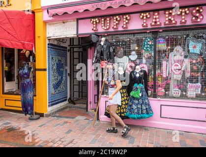 Brighton UK 15. Juni 2020 - Tuff Tarts Fashion Boutique im trendigen Norden Laine von Brighton ist bereit für die Eröffnung heute Morgen, da nicht wesentliche Geschäfte in England wieder eröffnet heute nach der Sperrung Beschränkungen weiter während der Coronavirus COVID-19 Pandemie Krise gelockert werden : Credit Simon Dack / Alamy Live News Stockfoto
