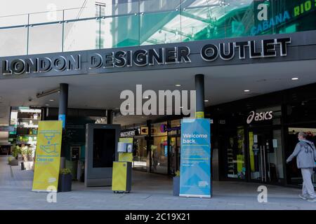 Wembley Park, London, Großbritannien. 15. Juni 2020.London Designer Outlet (LDO) bereitet sich auf die Sicherheit der Käufer vor. Coronavirus Covid-19 Sperrbeschränkungen erlauben nicht unbedingt notwendige Geschäfte, heute wieder zu öffnen. Chris Aubrey/Alamy Live News Stockfoto