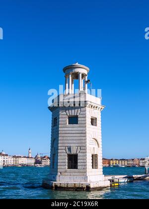 Leuchtturm auf der Insel San Giorgio Maggiore in Venedig, Italien. Stockfoto