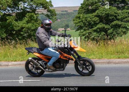 2007 orange graue KTM 690 LC4 Supermoto; Motorradfahrer; zweirädriger Transport, Motorräder, Fahrzeug, Straßen, Motorräder, Motorradfahrer fahren in Chorley, Großbritannien Stockfoto
