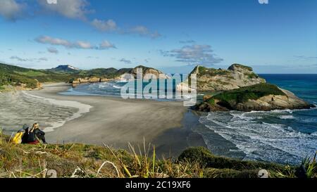 Blick auf die Klippen entlang des Wharariki Beach, Golden Bay, Neuseeland. Stockfoto