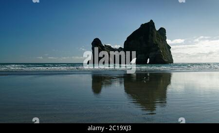 Der Torbogen Felsen am Wharariki Strand, Golden Bay, Neuseeland. Stockfoto