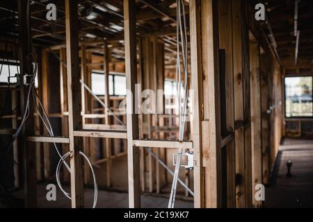 Ein Bau-Set eines Hauses mit freiliegenden Drähten und Holzbalken gebaut Stockfoto