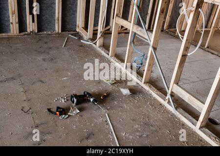 Eine Konstruktion eines Hauses, das mit Fokus auf Werkzeuge auf dem Boden gebaut wird Stockfoto