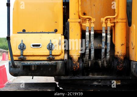 Hydrauliksystem zu arbeiten Raupenbagger für Straßenreparatur. Russland. Reportage-Aufnahmen. Stockfoto