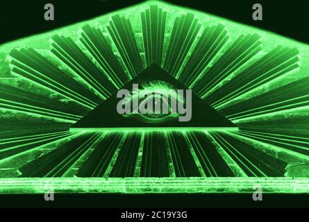 Das Alles Sehende Auge. Freimaurer Darstellung von Osiris. Lutherische Kirche in der Stadt Gatchina, dem Zentrum der Pfarrei Hatsi Stockfoto