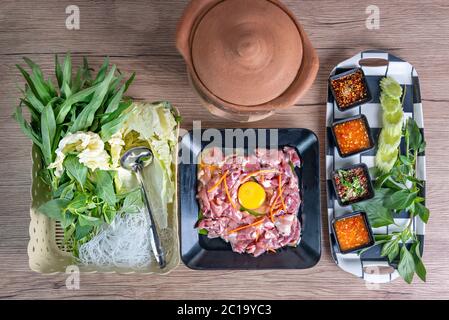 Set aus würziger Schweinesuppe mit Tontopf. Thai traditionellen Stil Shabu Stockfoto