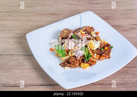 Gebratene breite Reisnudeln und Schweinefleisch mit schwarzer Sojasauce (Pad siehe EW) Stockfoto