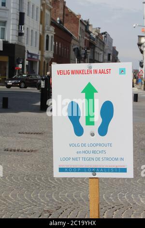 AALST, BELGIEN 12. JUNI 2020: 'Safe Shopping' COVID-19 Hinweis auf einem Schild vor einem Geschäft im Stadtzentrum von Aalst. Stockfoto