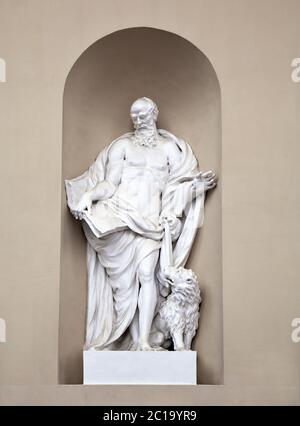 Statue des hl. Markus auf St. Stanislaus und St. Ladislaus Kathedrale in Vilnius Stockfoto