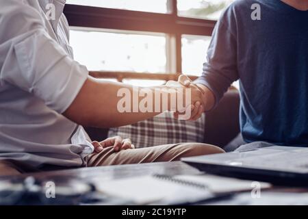 Geschäftsleute schütteln sich die Hände und beenden nach dem Meeting Stockfoto