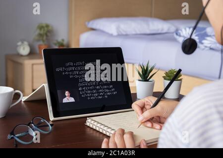 Asiatische Lehrer live Streaming Online-Lektion für Schüler, um Vortrag über digitale Tablet zu Hause zu machen. E-Learning, Heimunterricht, Ferngespräche Stockfoto