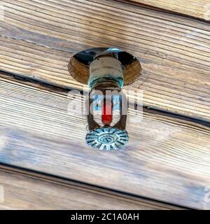 Quadratischer Sprinkler an der braunen Holzdecke eines Gebäudes oder Hauses Stockfoto