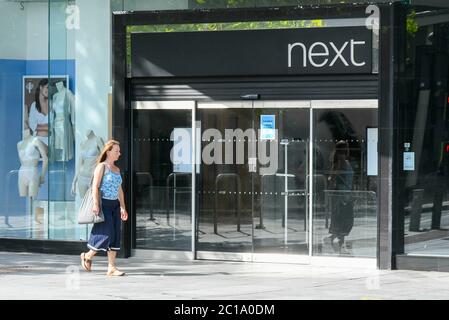 Exeter, Devon, Großbritannien. Juni 2020. Geschäfte, die unwesentliche Gegenstände verkaufen, die heute als Coronavirus-Sperre wieder geöffnet werden dürfen, werden weiter gelockert. Der Next Store in der High Street in Exeter in Devon hat heute nicht wieder eröffnet, hat aber eine Nachricht an der Tür, die Kunden informiert, dass es am 20. Juni wieder eröffnet wird. Bildquelle: Graham Hunt/Alamy Live News Stockfoto